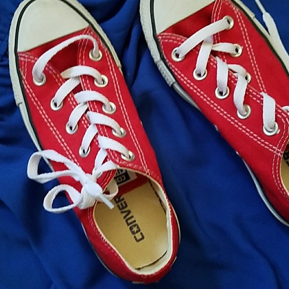 Red converse lace up shoes 6 women's like new - Picture 2 of 4